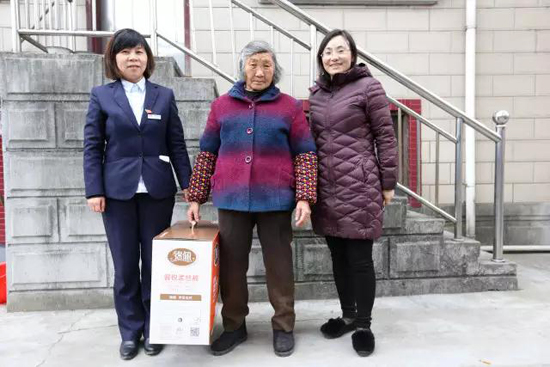 上海西园墓地党支部慰问迮庵社区高龄老人