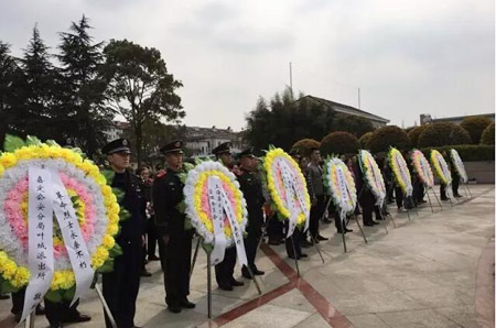 嘉定烈士陵园迎来清明祭扫高峰