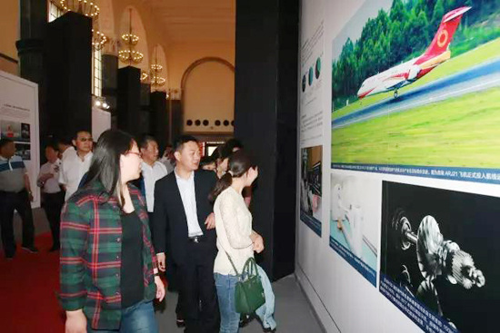 上海古园墓地党员参观“逐梦新时代•上海2012-2017”大型主题展览