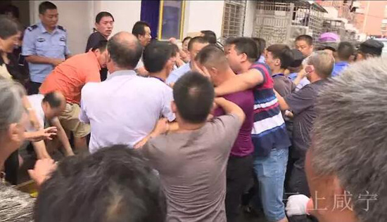 逝者亲属小区内办丧事，殡葬执法人员劝阻反被打
