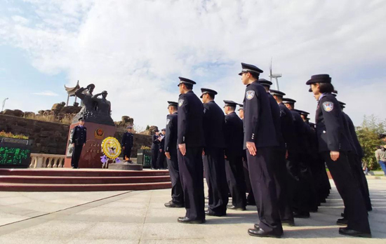 上海奉贤公安在海湾园墓地开展祭扫缅怀英烈活动